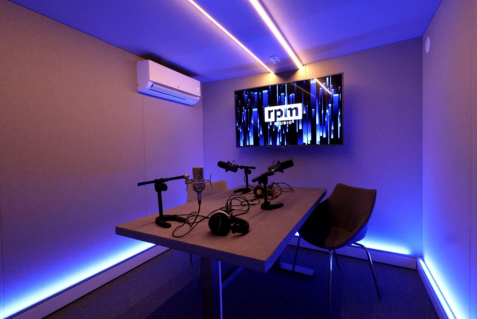 wnętrze studia podcastowego