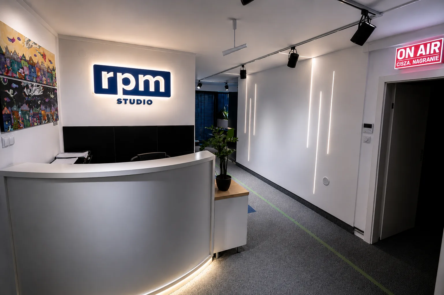 Рецепція подкаст-студії – інтер'єр студії звукозапису RPM Studio